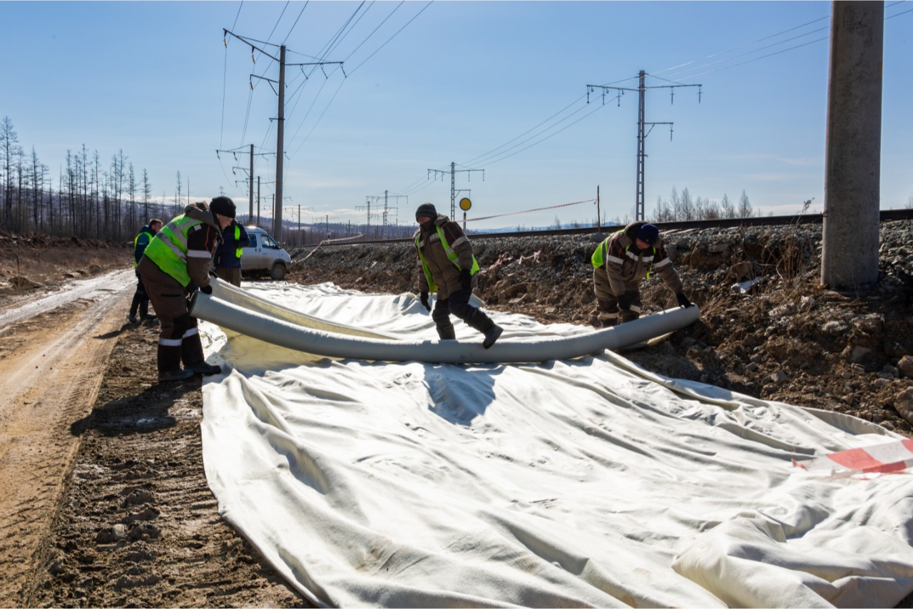 Для стабилизации земляного полотна железной дорог стелется геотекстиль