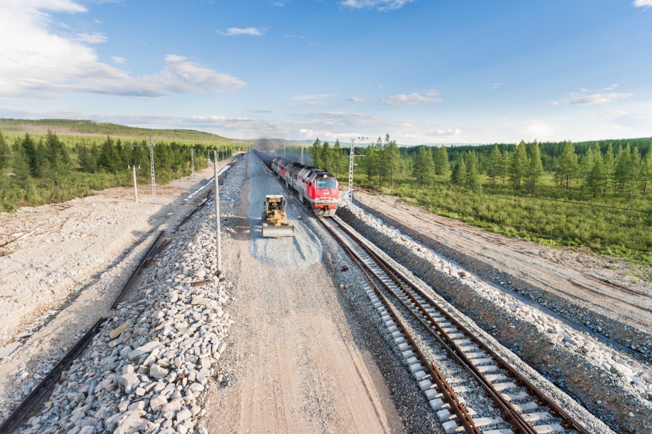 Современным строителям БАМа приходится работать вблизи действующих путей