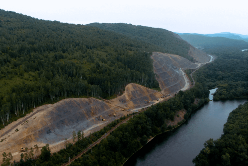 На скально-обвальных участках монтируют металлические сетки