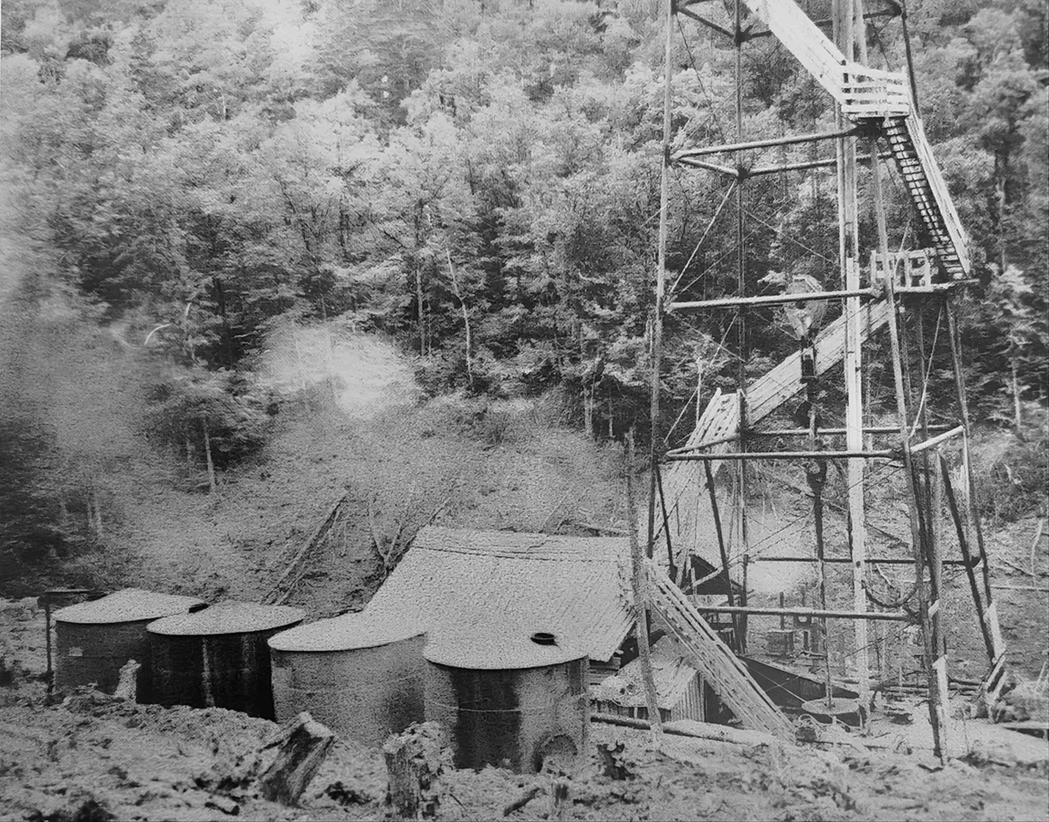 Нефтяная вышка в&nbsp;Яблоневом Овраге, сданная в&nbsp;эксплуатацию в&nbsp;1943 году